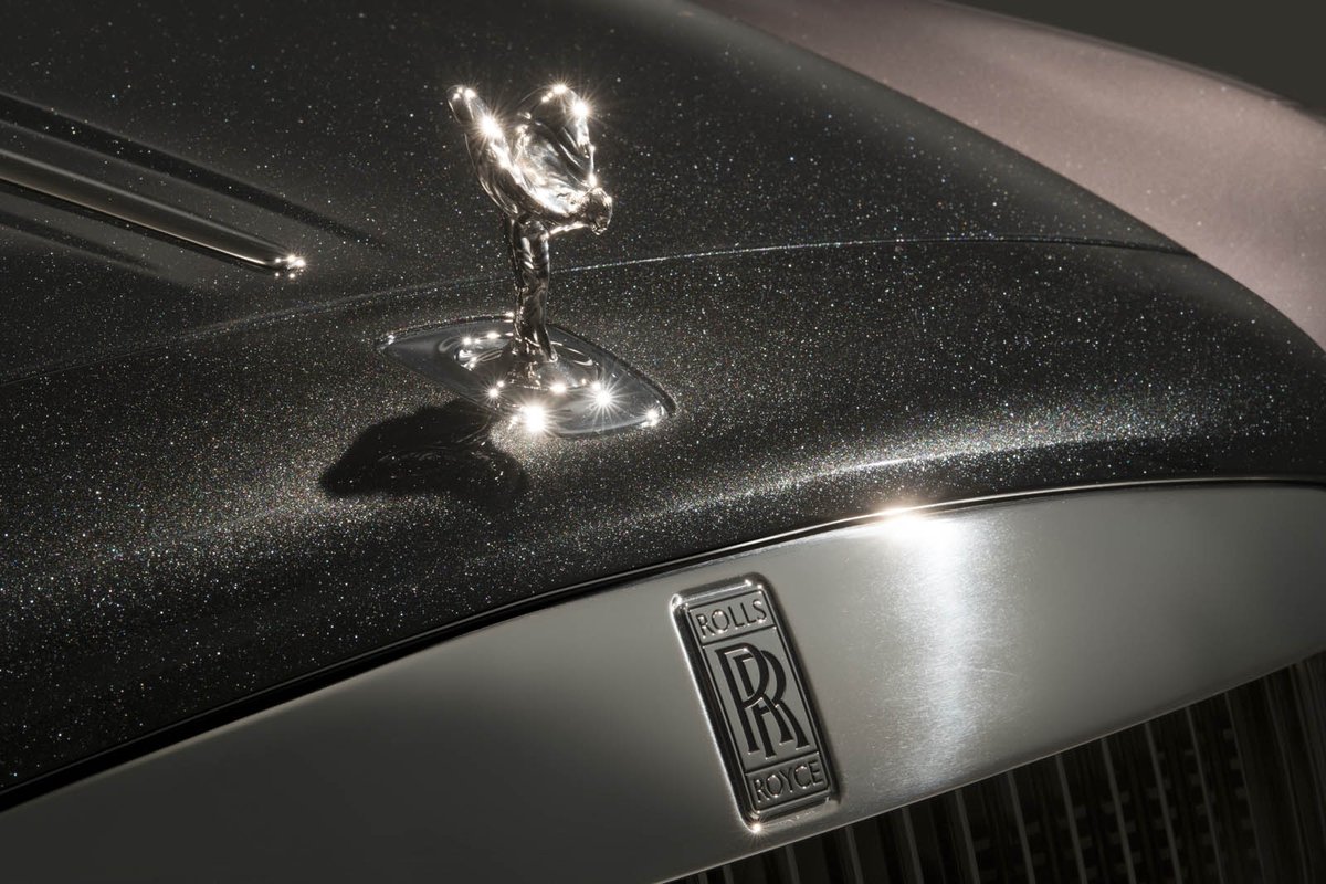 elmotorcom's tweet photo. Este Rolls-Royce está pintado con 1.000 diamantes triturados https://t.co/3RnH6sIt88 https://t.co/Lw1vxO9zBt