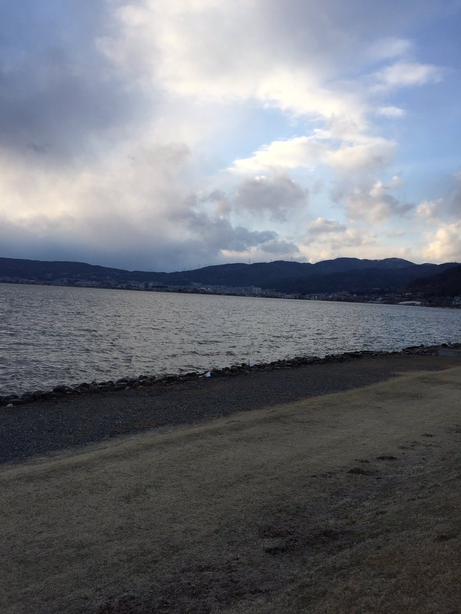 砂浜 諏訪湖あたりを探索し 信州そばの老舗らしい店でかっこいい天そばを食し 廃墟が多い中ポツンと営業していたスナックの入り口に 今宵は当店で昭和という時代を思い出してください と書いてあったので尾藤イサオの シー ユー アゲイン雰囲気を聴き