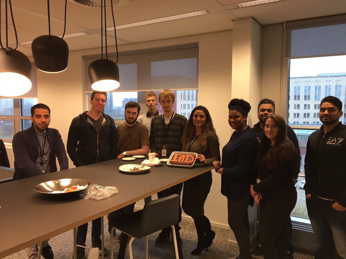 DuyguCiftc's tweet photo. Lekkere taart voor #IWD2017 gemaakt door Alexandra. Happy international womens day!! @AvanadeNL #AvanadeIWD https://t.co/Bg6CFUU135