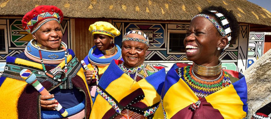 Venda, Zoulou, Ndebele, Xhosa, ... un hommage à toutes les femmes en cette journée du 8 mars ! Pic <a href="/blog/">steve</a>.swaliafrica .com #wowSouthAfrica