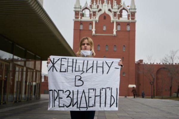 Может ли в России в 2018 г. стать президентом женщина? 
Ответ: может. ... если Путин сменит пол ЛОЛ 😜