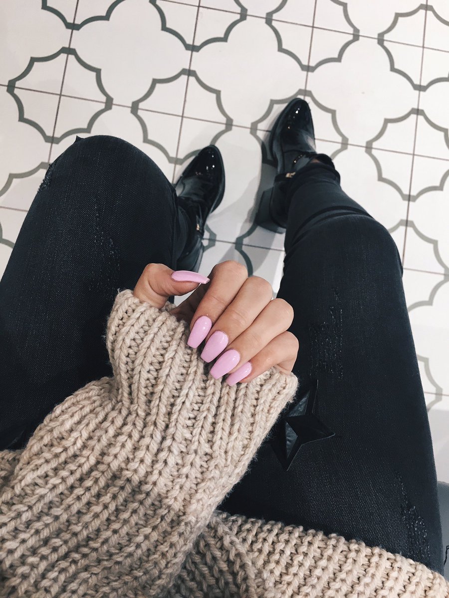 I'm obsessed with the new <a href="/duckanddry/">Duck & Dry</a> x <a href="/wenaildit/">Nail'd it</a> salon in Oxford Circus!!! Such pretty decor- a fresh blowdry and nails is the best 🙌🏻