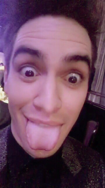 Fix_youfg's tweet photo. 疲れたので顔エフェクトすごいBrendonに吹っ飛ばしてもらう... #BrendonUrie https://t.co/v6On3CAFV5