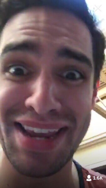 Fix_youfg's tweet photo. 疲れたので顔エフェクトすごいBrendonに吹っ飛ばしてもらう... #BrendonUrie https://t.co/v6On3CAFV5