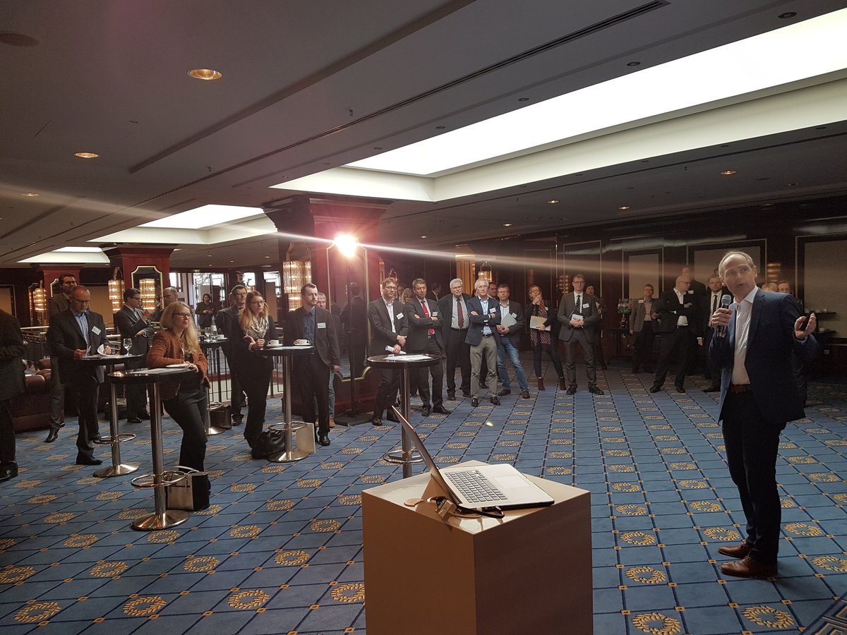 ChristianSpanik's tweet photo. Es gilt offenbar immer noch: #smartmeter und #smarthome sollen ein Dreamteam werden. Visionen bei der SpeakersCorner. ##tpnetze17 #bdew https://t.co/KGNZjLsO8d