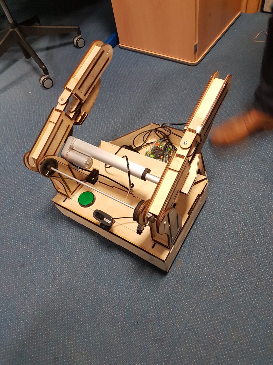 KESRobotics2017's tweet image. The tanktuator is on the robot :D #srobo #StudentRobotics