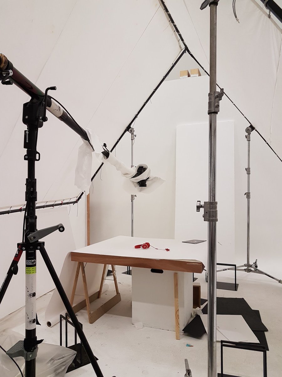 boulanger's tweet image. Quand nos équipes sont en plein shooting produits... 📸📱 
On a hâte de vous montrer le résultat ☺️ #Backstage