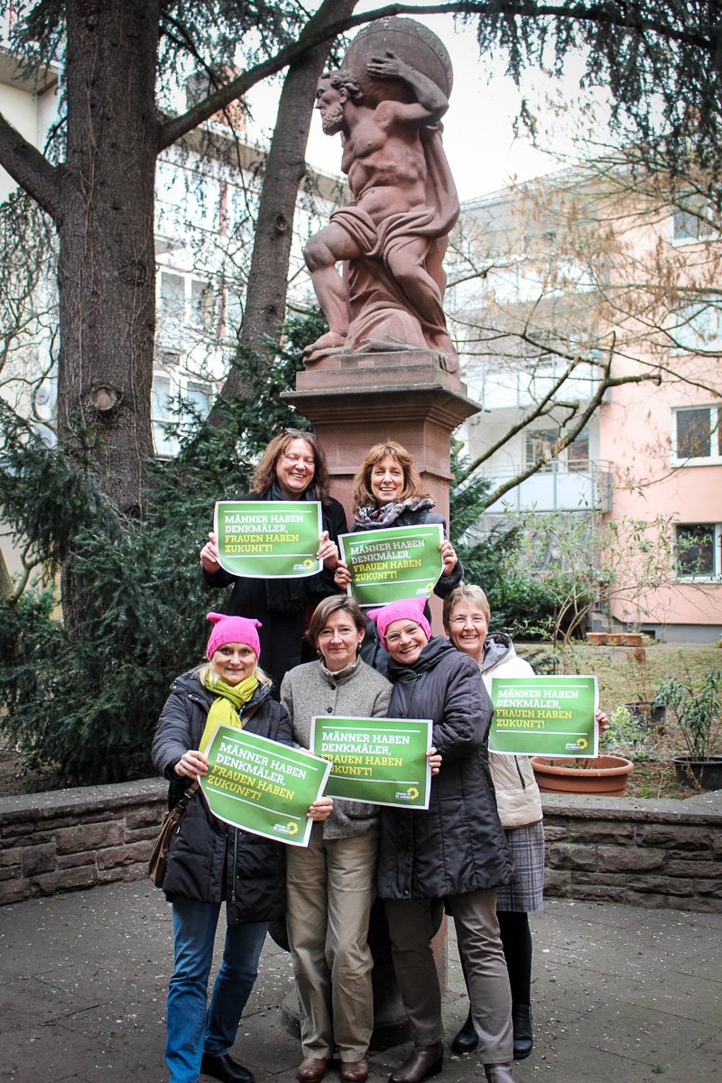 Am #Weltfrauentag solidarisieren wir uns mit allen Frauen weltweit, die für ihre Rechte kämpfen! #InternationalWomensDay #PinkPussyHat