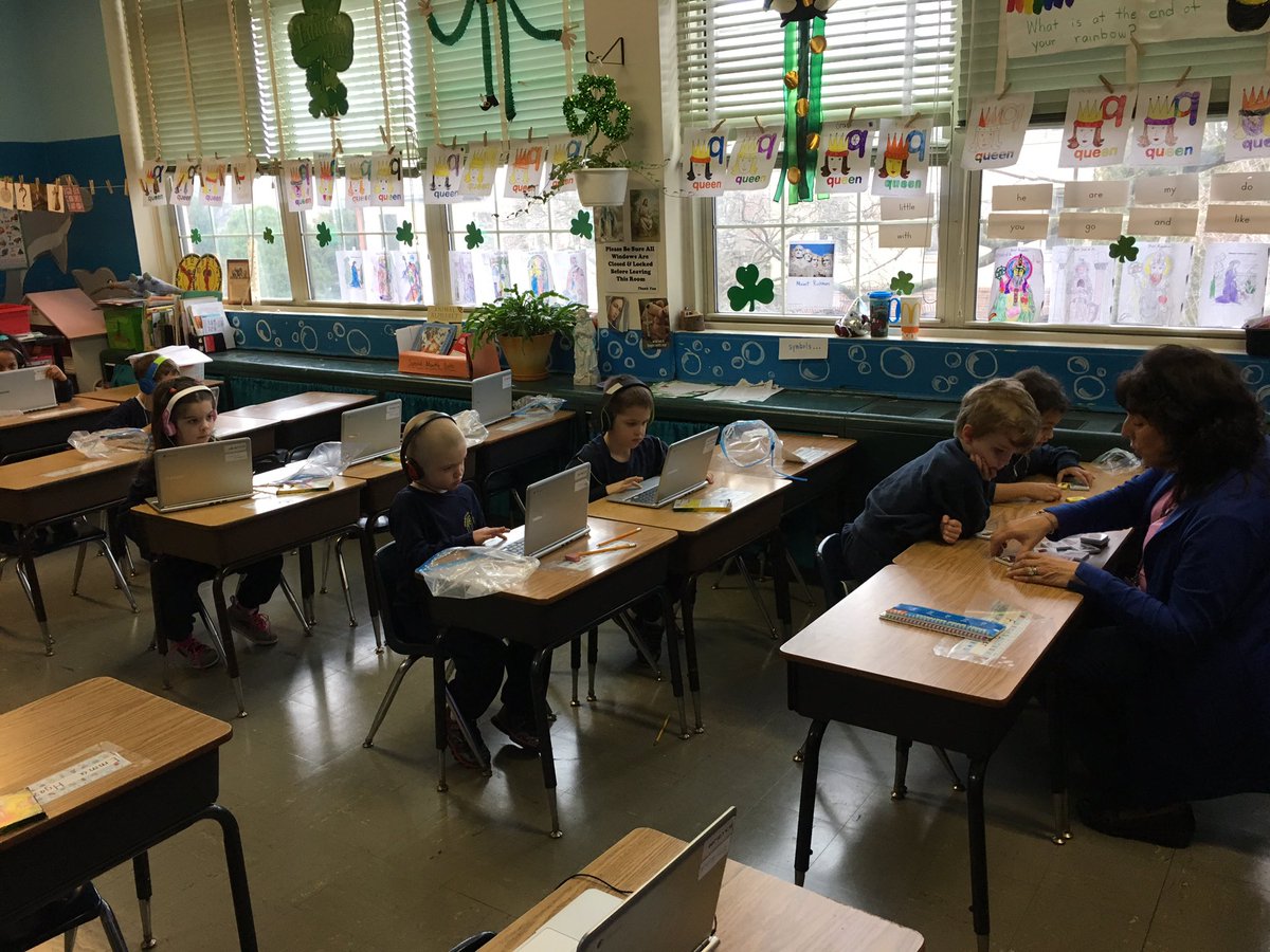 EmilyEbarker's tweet photo. Half of Kindergarten enjoying #blendedlearning time w/ @MrsCartolano_ic #teamwork #partnerlearning #smallgroupinstruction @icschool_online https://t.co/0QAA9Zxrlx