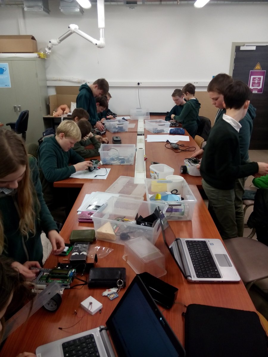 fablabUGent's tweet photo. leerlingen @SintBavoGent druk bezig met ontwerpen van hun Sumobots voor @dwengo robotwedtrijd @fablabUGent #lasercutting https://t.co/TjPg5hiajE