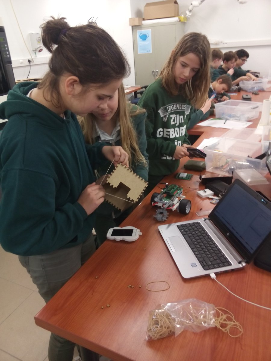 fablabUGent's tweet photo. leerlingen @SintBavoGent druk bezig met ontwerpen van hun Sumobots voor @dwengo robotwedtrijd @fablabUGent #lasercutting https://t.co/TjPg5hiajE