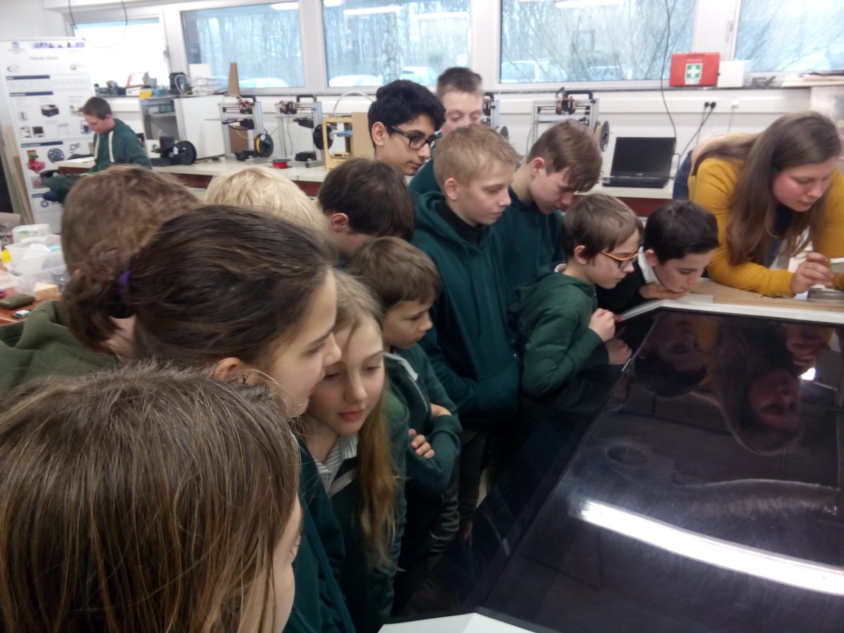 fablabUGent's tweet photo. leerlingen @SintBavoGent druk bezig met ontwerpen van hun Sumobots voor @dwengo robotwedtrijd @fablabUGent #lasercutting https://t.co/TjPg5hiajE