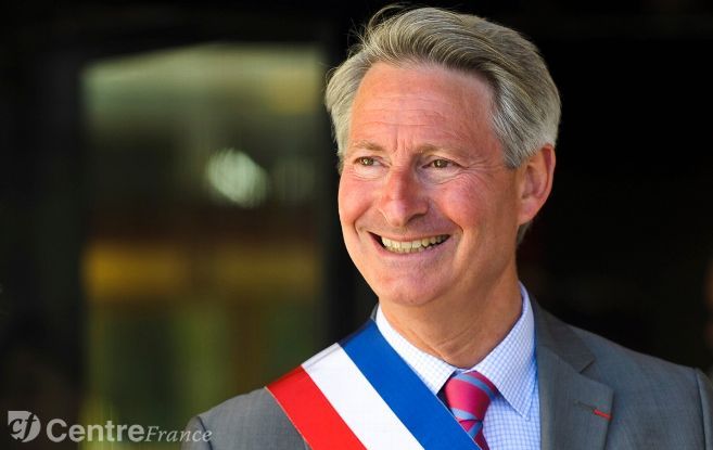 BobLeCentriste's tweet photo. .@FMontillot «Les débats ont été longs, il n'a pas été facile de trouver un accord»
#UDI #Fillon2017 https://t.co/1cevVbu7Sv https://t.co/UGET6vyfBg