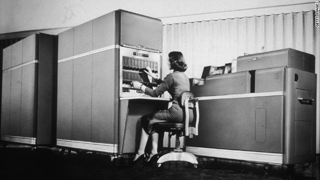 SocialBuilder's tweet photo. #JourneeDesDroitsDesFemmes Les femmes auraient peur des missions trop techniques... Ni avant, ni maintenant ! https://t.co/CA6Z057auG💪#JFNum https://t.co/kx0GQQu634