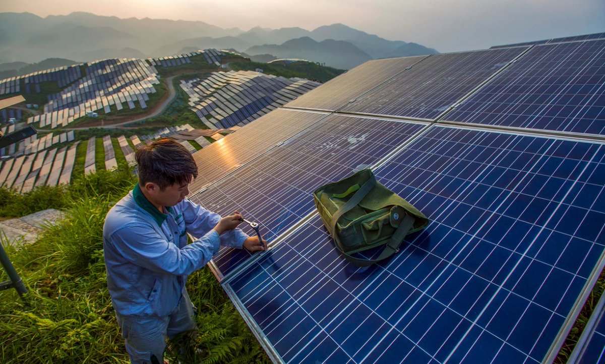 UNFCCC's tweet photo. The US and China led a dramatic 50% worldwide growth in solar power last year, data compiled by @SolarPowerEU shows https://t.co/sZb5bgU5CW https://t.co/ZN3GMzWdE0