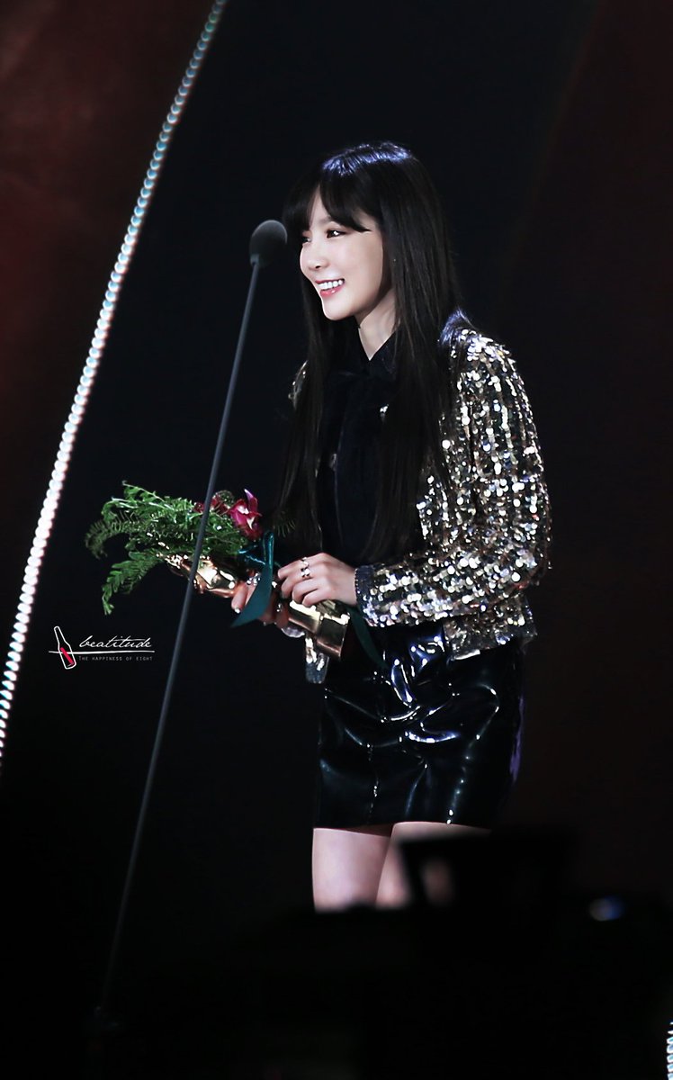 [PIC][13-01-2017]Hình ảnh mới nhất từ "31st Golden Disk Awards" của TaeYeon và MC SeoHyun - Page 4 C6Z4kNwUwAE6sCu