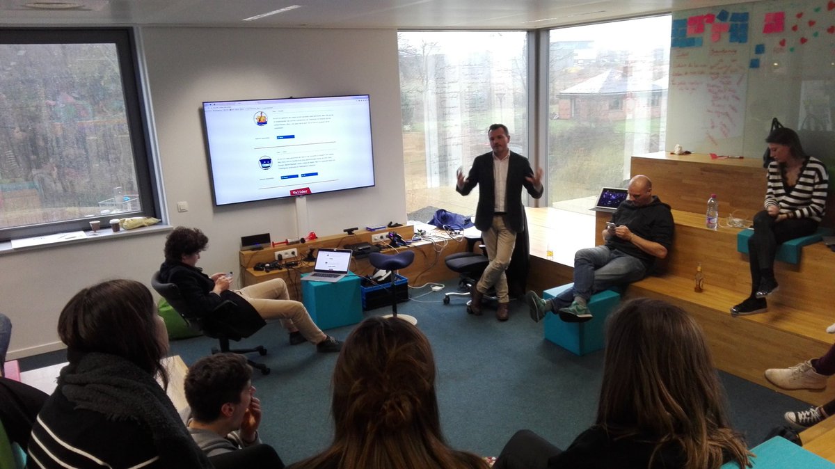 artdelm's tweet photo. @benoitraphael est au #labdavanac pour nous parler de son élevage de robots. https://t.co/0VH8k5opgu