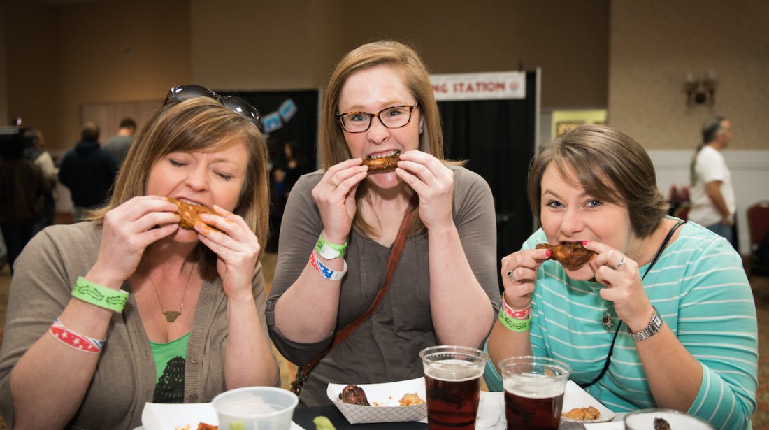 mxeat's tweet photo. A judge’s look at the sixth annual Asheville Wing War: https://t.co/m8rL49K4X8 #avleat #avleats #wings #wingwar #avl https://t.co/DwMSLlDQkA