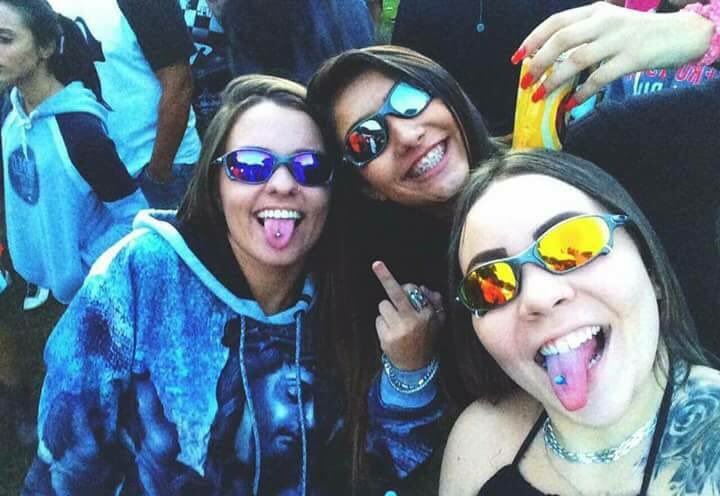 BDOELITE's tweet photo. Melhor do que curtir com as amigas só curtir com elas trajadas ☠️😍🌹 #OakleyGirls https://t.co/Lqo1MkbMx0