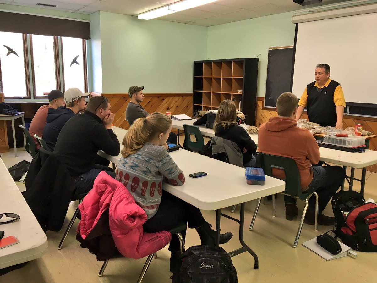 seanjamesdesign's tweet photo. #ChrisGreen from @NiagaraParks guest speaking to @MohawkCollege #HortApprentice students about #native uses of plants! Fascinating! https://t.co/zYRyq5ToJO