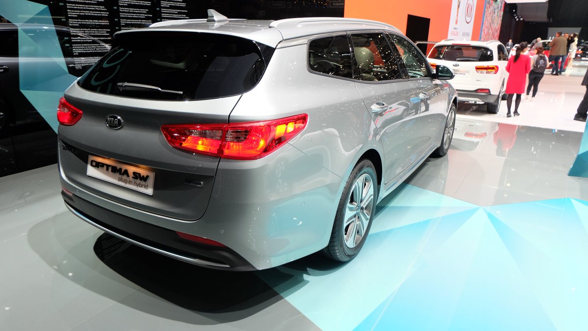 kiafrance's tweet photo. Notre Gamme éco s'étoffe avec l'arrivée du Nouveau #KiaNiro &amp; de la Nouvelle #kiaOptimaSW tous deux hybrides rechargeables ! https://t.co/JZMIFppzZ3