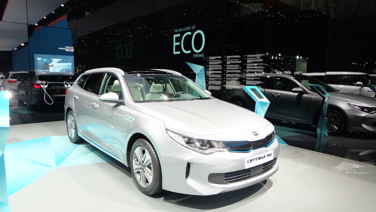kiafrance's tweet photo. Notre Gamme éco s'étoffe avec l'arrivée du Nouveau #KiaNiro &amp; de la Nouvelle #kiaOptimaSW tous deux hybrides rechargeables ! https://t.co/JZMIFppzZ3