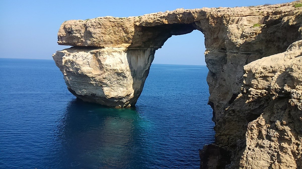 ohmiyan2011's tweet photo. ゴゾ島アズール・ウインド2014の11月と2015の8月。 #AzureWindow #Gozo https://t.co/hjfLOpXZlV
