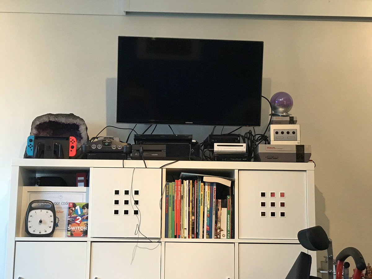 AnneStrik's tweet photo. De 10 😳 #spelcomputers van zoon hebben het goed hier;-)
Op de PS en de xbox na allemaal van #nintendo https://t.co/ypiHlAvwog