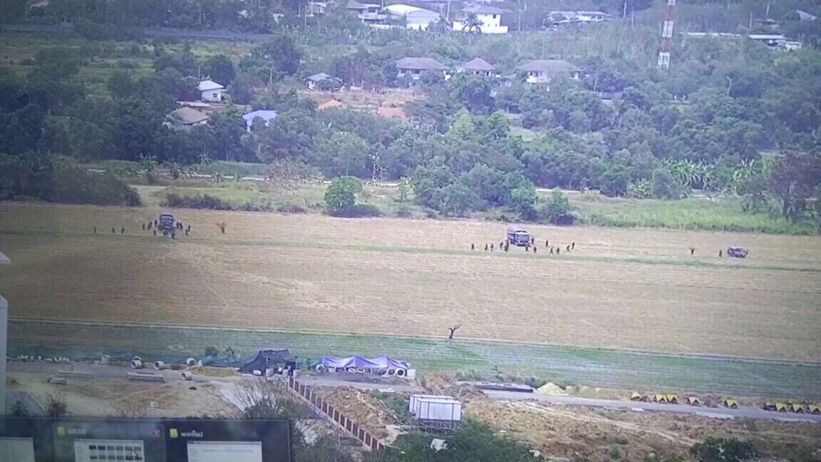 Dantamano's tweet photo. Like a movie scene of soldiers preparing attack at Wat Phra #Dhammakaya. Situation ended with laughter from both sides. Just walk next time https://t.co/3k71JVQzrt
