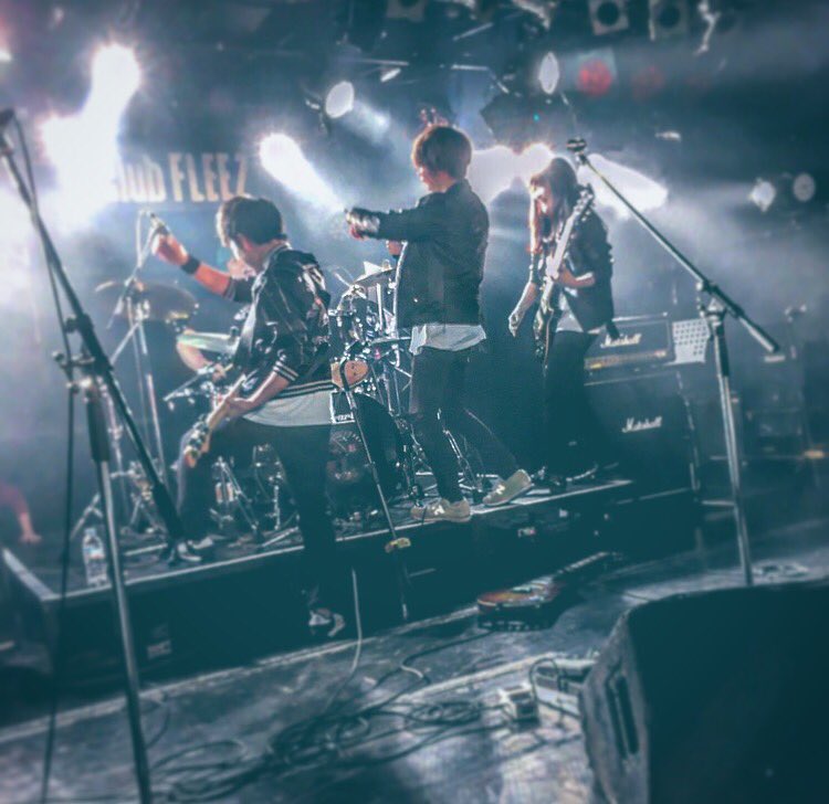 SLaaaaav's tweet photo. 軽音楽部に入部して、バンドを組んで本当に良かったと思いました。 
自分でもまさか演奏中に泣くなんて思わなかったし、メンバーみんなで泣きながら演奏するなんて思いもしませんでした。でも、後悔のない演奏が出来ました！！先輩や後輩、同級生に想いが届けば幸いです。ありがとうございました https://t.co/sjrJFyoiCZ