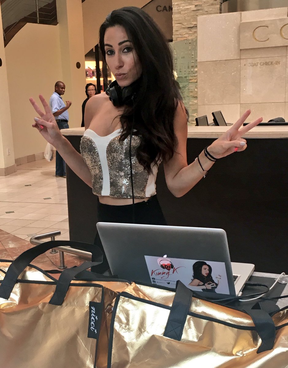NicciBoutiques's tweet photo. What a sensational vibe with the talented @Iamfomo at the #NicciAW17 THANK YOU for the music!  🎼🎼🎼 https://t.co/rWk9bhXzb3