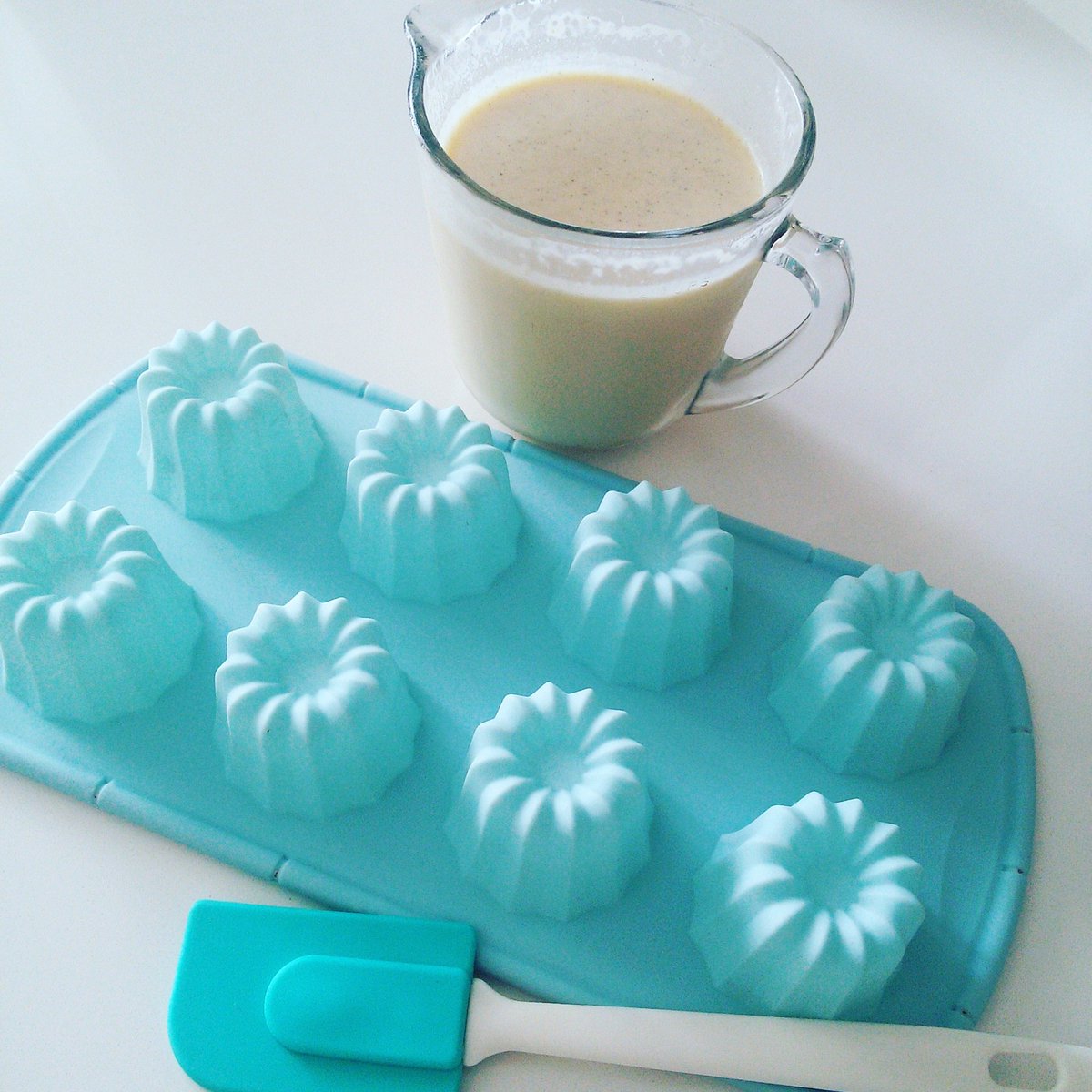 CUPdeCUPCAKES's tweet photo. Horno pre-calentado...molde especial....mezcla refrigerada 24h...Vamos alla....Objetivo #cannelesdebordeaux.....:)   #recetas #reposteria https://t.co/ebyYBxpMOy