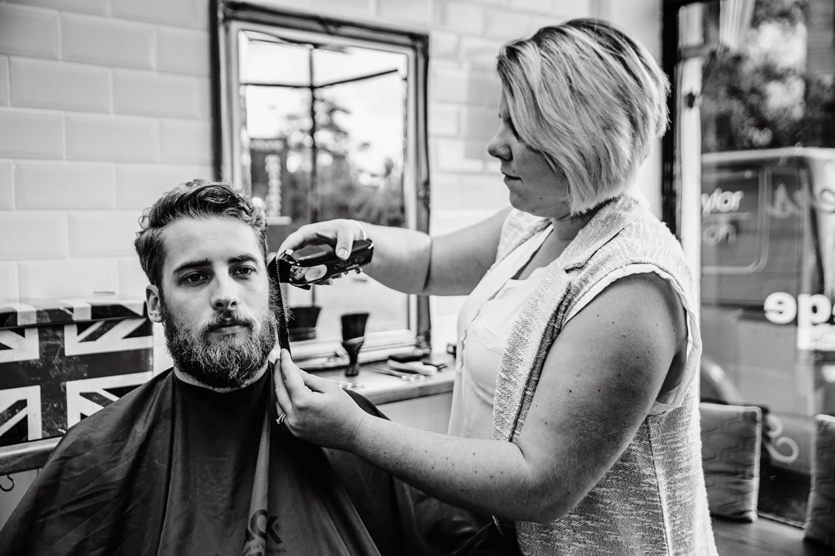 Happy #InternationalWomensDay to all the wonderful female barbers out there! Special wishes to our own <a href="/HannahW_88/">Hannah Alden</a> &amp; @jentzEK