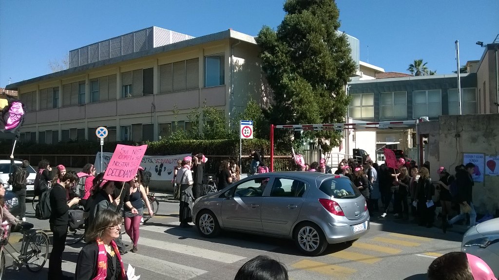 #Lottomarzo #Pisa Davanti al Santa Chiara si rivendicano diritti sui corpi