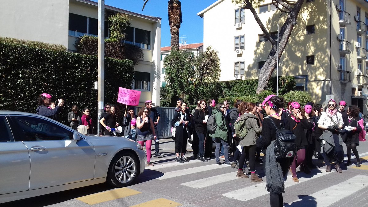 aQara_pisa's tweet photo. Abbiamo bloccato la strada per gridare che non siamo più disposte a accettare vostra violenza! #LottoMarzo #obiezionerespinta #feminiSTRIKE https://t.co/v1pRDJKfYf
