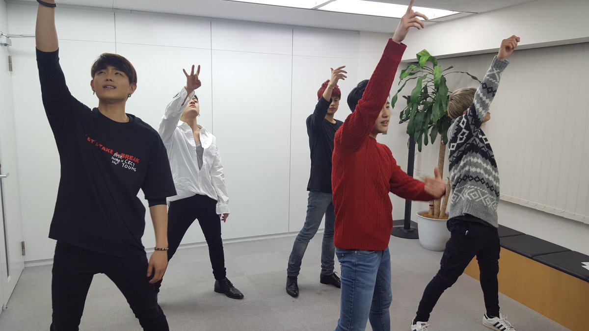 shuffle2_jp's tweet photo. ★SHOWROOM★
3/8(水)『Welcome to the ShuffleROOM!!』ですね♫春が予感？！特集！なにかが起こる予感。しかも、楽しめる予感。リハ写真です♪ #BEESHUFFLE #SHOWROOM https://t.co/rJFqNEdTx1 https://t.co/VgRUKGJLdz