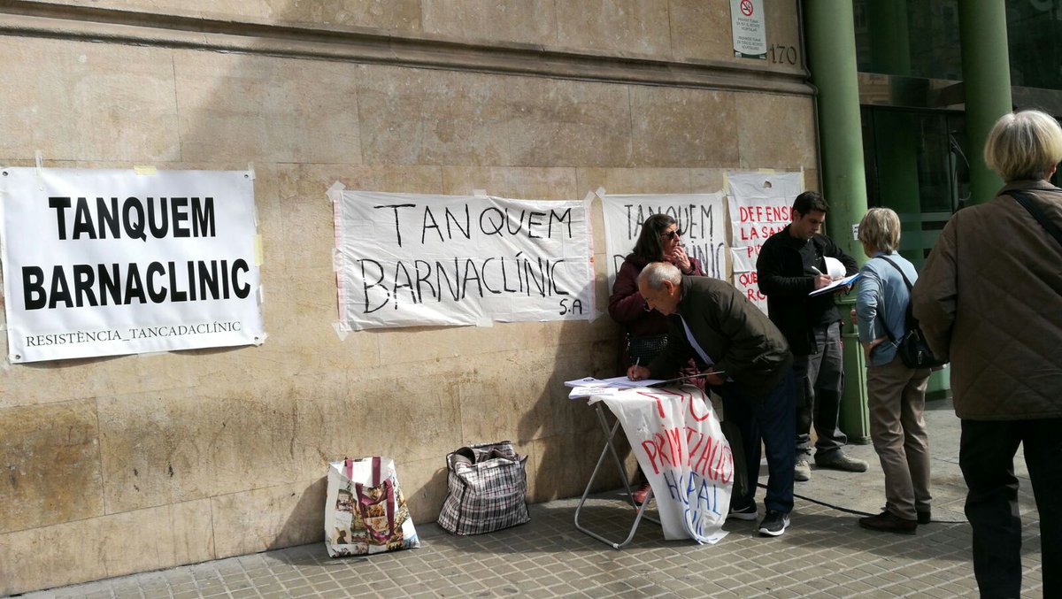 TancadaClinic's tweet photo. Ara mateix recollida de signatures tanquem Barnaclínic i #Foralaprivada de la publica a la porta de l'Hospital Clínic #BCN https://t.co/n7OC7MPr5y