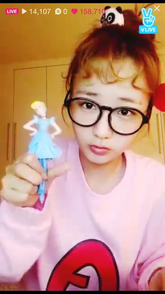 Apinkcbennhluv's tweet photo. 眉毛すら書かず、スッピンでVしはじめるユンボミかなり推せる。ありがとごさいます~って日本語も喋るし、頭にはパンダ🐼もう完璧可愛いの極みですありがとうございます。 https://t.co/YFUdSDuiSv