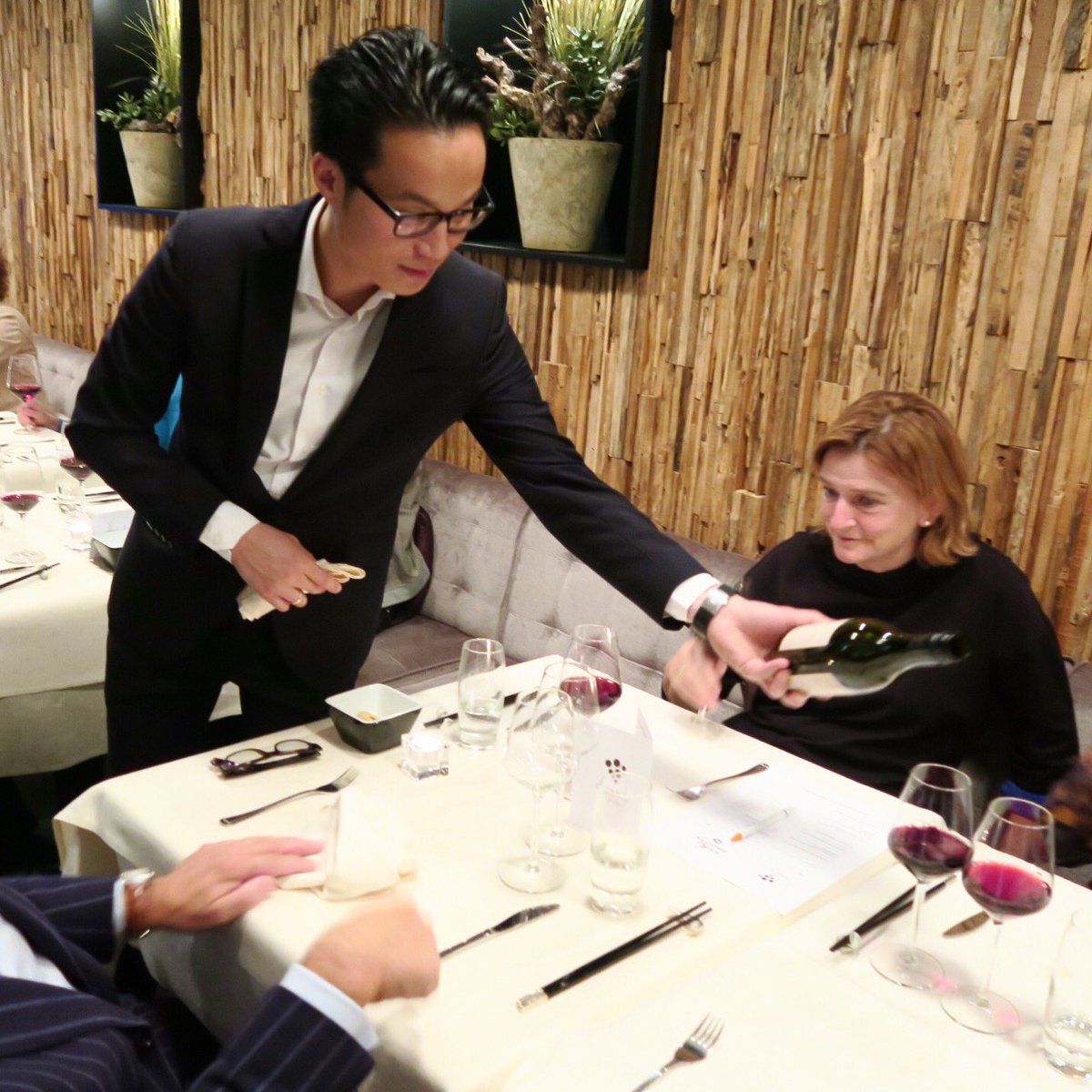 Michael serveert de beste bijpassende wijnen.Verassend en heerlijk RT = eens #wijn #demeern #sommelier #leidscherijn #vleuten #jasminepalace