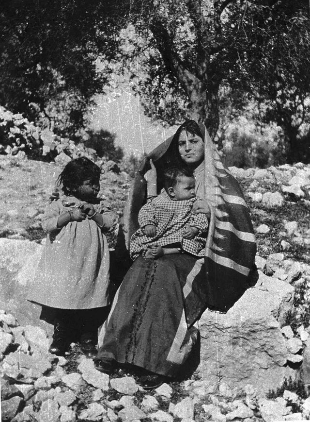 GertrudeBellArc's tweet image. May 1900, possibly taken in Syria - photo of woman and children.
gertrudebell.ncl.ac.uk/photo_details.…