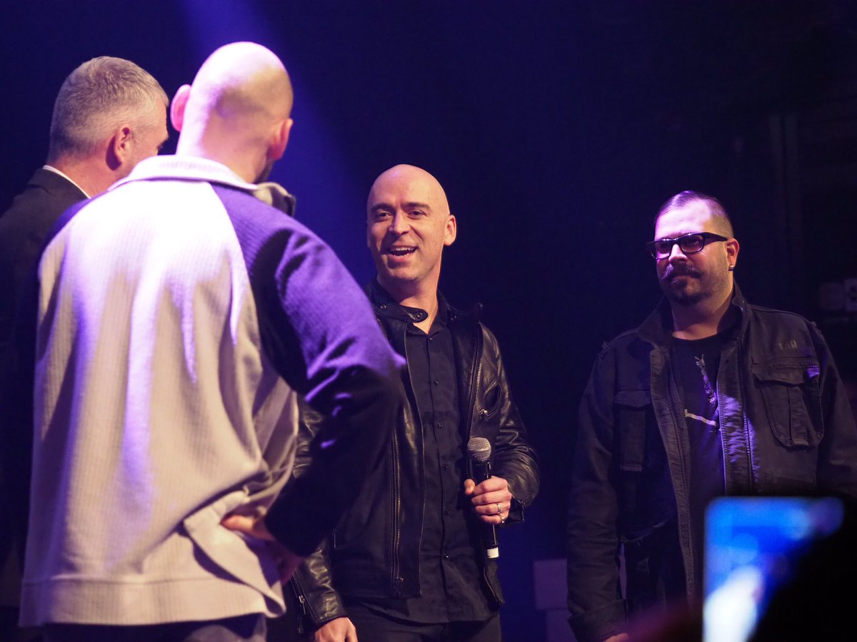 Van Live zijn <a href="/EdKowalczyk/">Ed Kowalczyk</a> en gitarist Chat Taylor toch nog even lang gekomen voor een kort interview. #live #pp17 #pinkpop