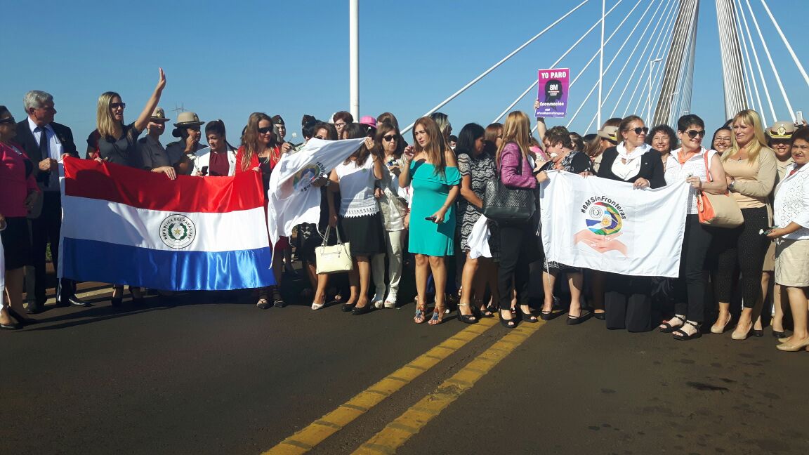 LilianSotoB's tweet photo. Paraguayas y argentinas se encuentran y cierran puente que une Encarnación y Posadas por el #8M en el #ParoInternacionaldeMujeres https://t.co/HNfJh7UTlZ