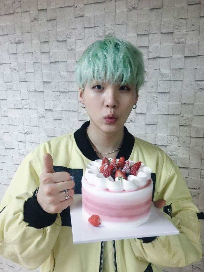 Happy birthday Yoongi kahit wla pang 12 am mahal na mahal kita alam mo yan   