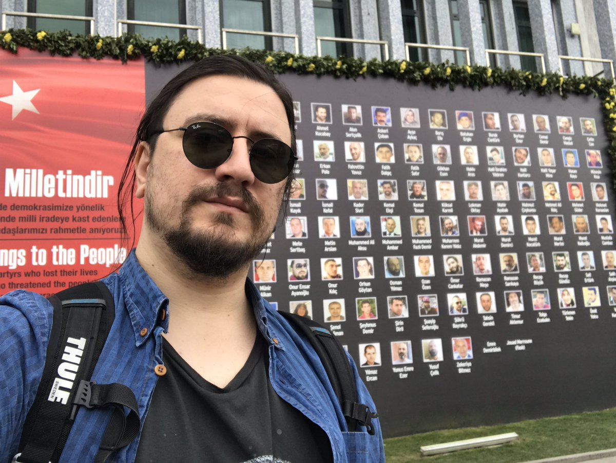 Arkadaş kelimesinin, eski Türklerin savaşırken ok atışlarına karşı arkasını güvene aldığı taşlardan (arka-taş) geldiği söylenir