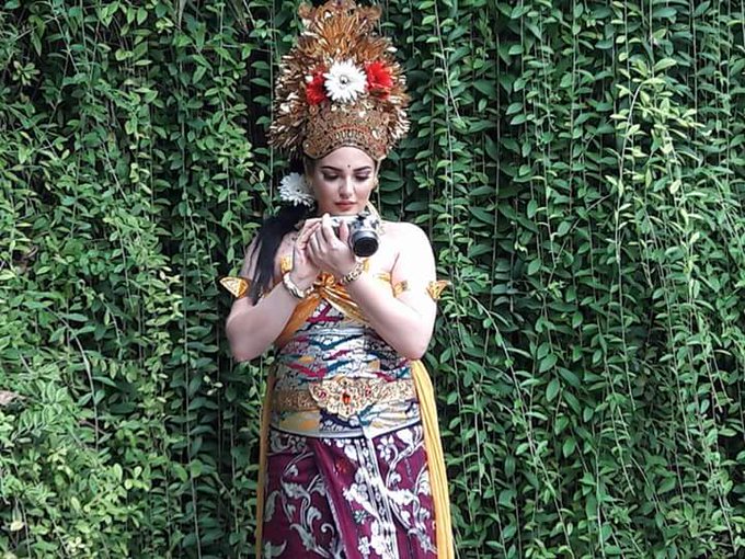  Foto foto Putri Kerajaan Arab Mengenakan Baju Adat Bali 