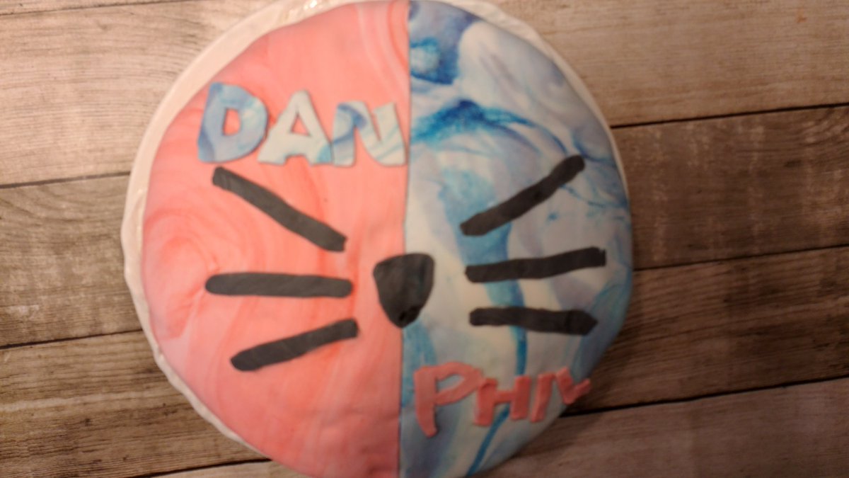 Howellstardust's tweet image. I made a Dan and Phil cake ❤️