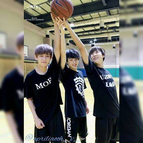 daniela88403091's tweet photo. VMinkook Moments :* Wooh SO Sweet  😍💦 💖💕 https://t.co/RxJDjvjs2K