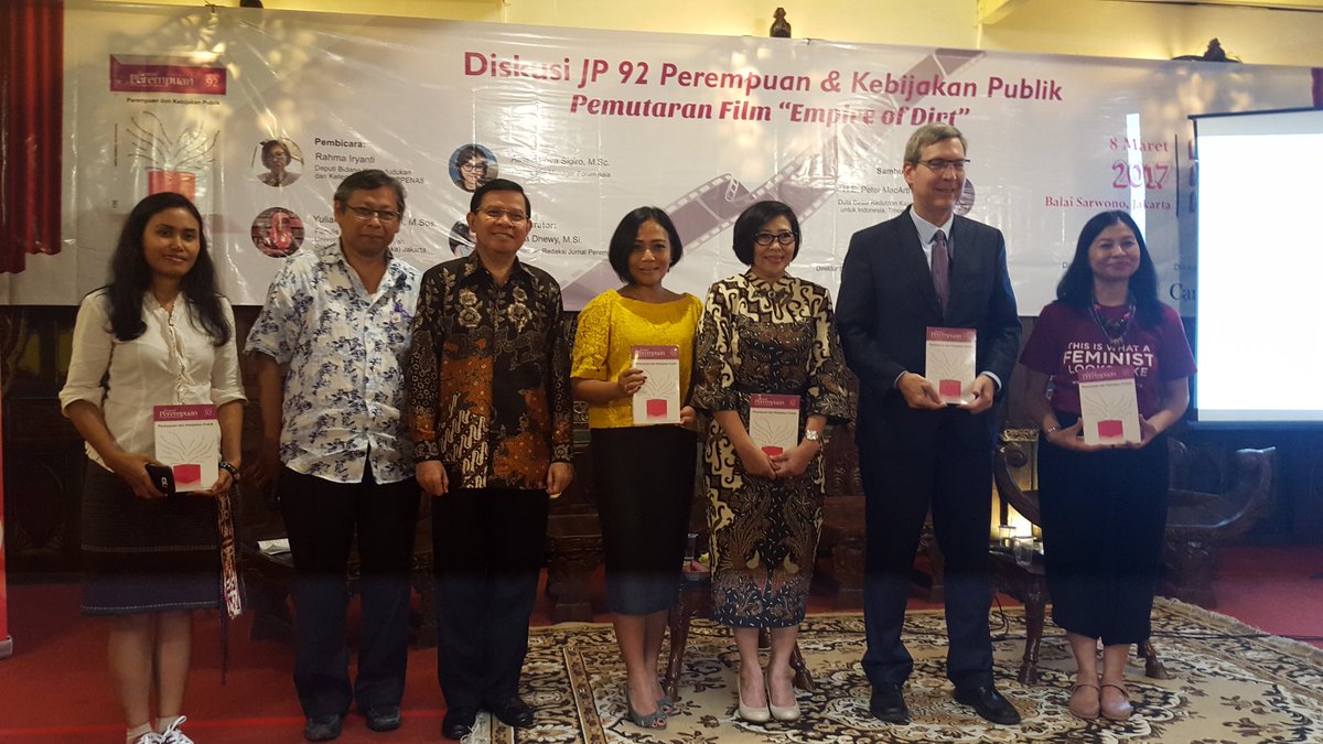 jurnalperempuan's tweet photo. Peluncuran #JP92 Perempuan & Kebijakan Publik di acara #HPI2017 Jurnal Perempuan dan @CanEmbIndonesia. #BeBoldForChange https://t.co/hX6Y8dklmf