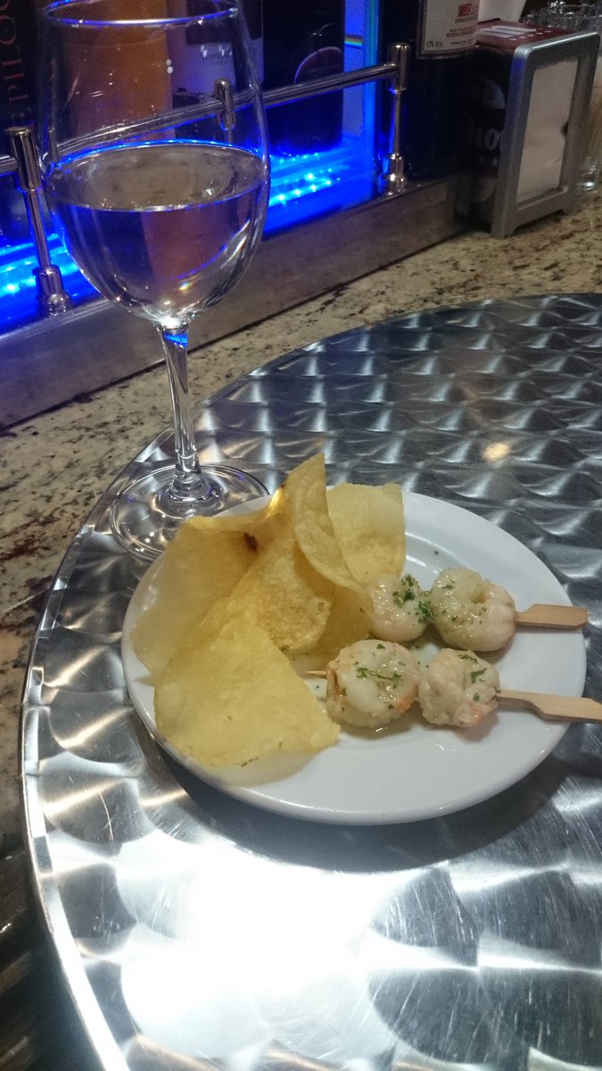 vamosdevino's tweet photo. Buenos días, hoy tomamos un vinito en honor a las mujeres trabajadoras!! Brindad por ellas! https://t.co/LFo2doRZII