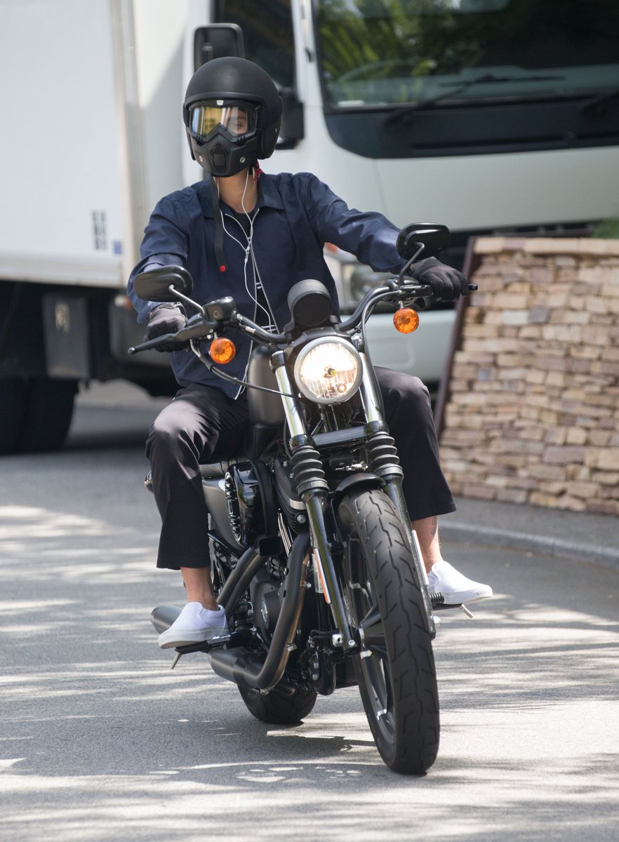 kirmady_'s tweet photo. Este hombre luce más caliente que el infierno en esa moto https://t.co/rbYev6l6M4